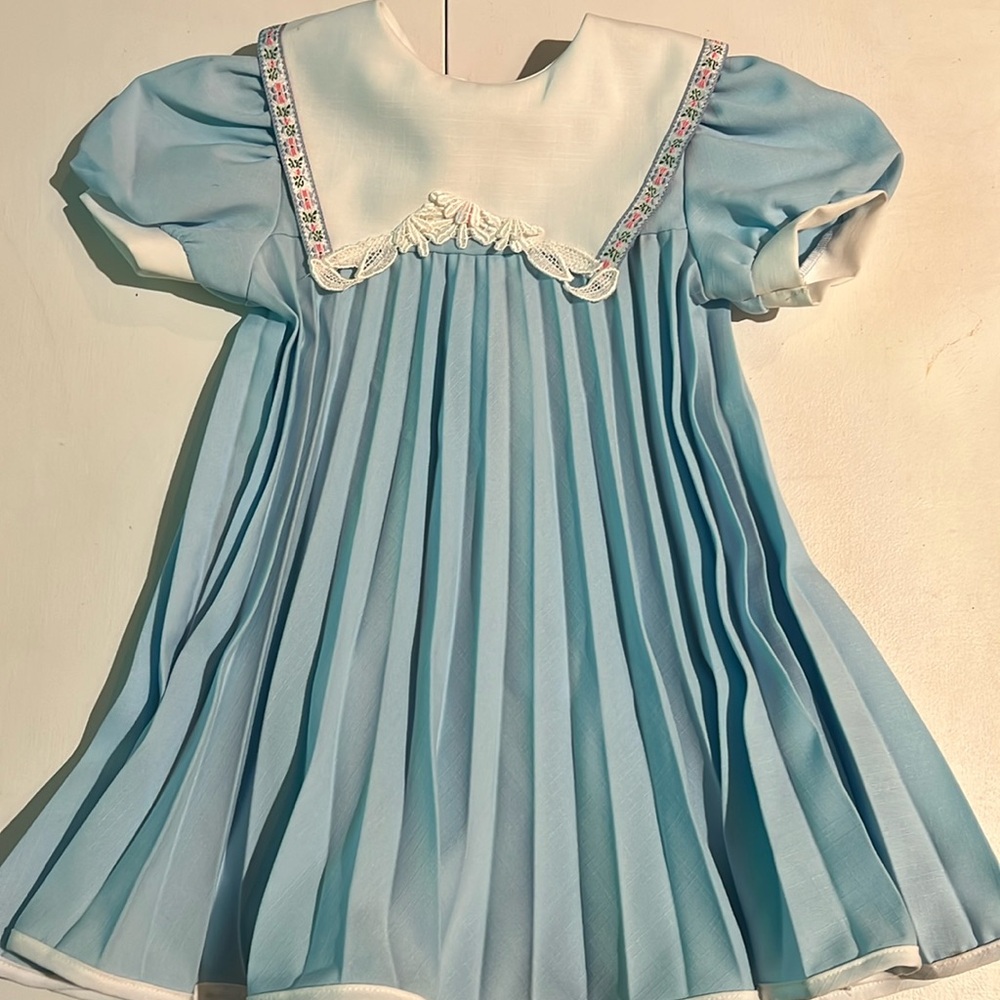 Emily west vintage dress, size 4 Pleaded with balloon sleeves